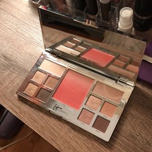 NWT iT girl eye shadow palette with blush